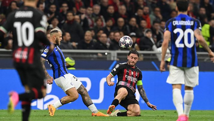 MILAN, ITALY - MAY 10: Davide Calabria of AC Milan competes for the ball with Federico Dimarco of FC Internazionale during the UEFA Champions League semi-final first leg match between AC Milan and FC Internazionale at San Siro on May 10, 2023 in Milan, Italy. (Photo by Claudio Villa/AC Milan via Getty Images) Calabria: “Buona partita, peccato per il primo tempo dell’andata” - immagine 1