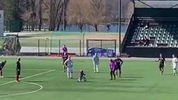 Coppa di Finlandia, bimbo sul triciclo in campo: fermi tutti…
