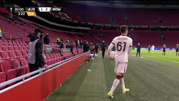 VIDEO Ajax-Roma, furia Calafiori: il giovane giallorosso colpito dal raccattapalle
