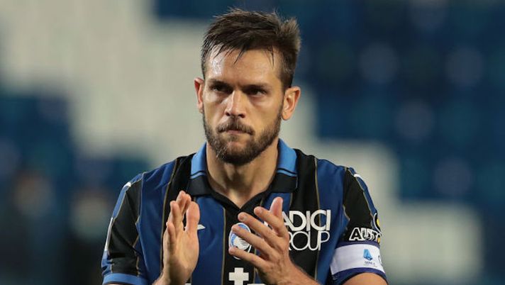 BERGAMO, ITALY - SEPTEMBER 21: Rafael Toloi of Atalanta BC applaudes during the Serie A match between Atalanta BC and US Sassuolo at Gewiss Stadium on September 21, 2021 in Bergamo, Italy. (Photo by Emilio Andreoli/Getty Images) Atalanta, novità per Malinovskyi e Toloi dopo l’allenamento: ora solo in due ai box - immagine 1