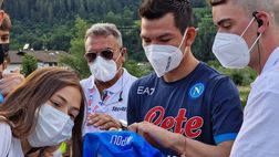 VIDEO Lozano scatta selfie e firma autografi con i tifosi a Dimaro