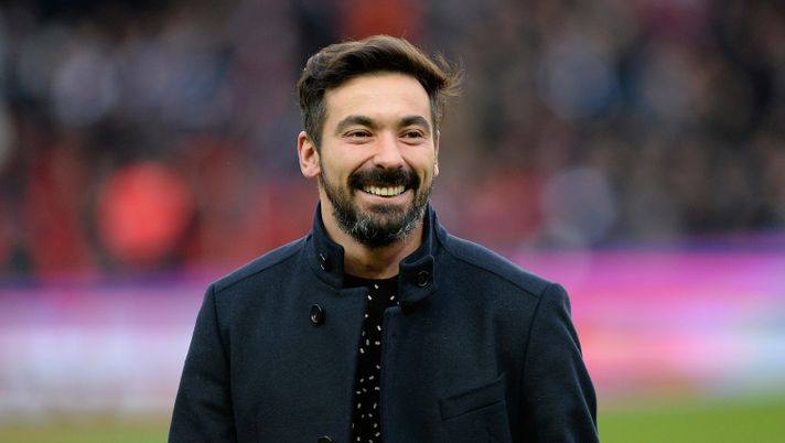 PARIS, FRANCE - FEBRUARY 20: Ezequiel Lavezzi congratulates the crowd as he leaves the club to go play in China for Hebei China before the Ligue 1 game between Paris Saint-Germain and Stade de Reims at Parc des Princes on February 20, 2016 in Paris, France. (Photo by Aurelien Meunier/Getty Images) Lavezzi: “Di Maria classe pura, Osimhen segna più di me! Dybala alla Roma…” - immagine 1