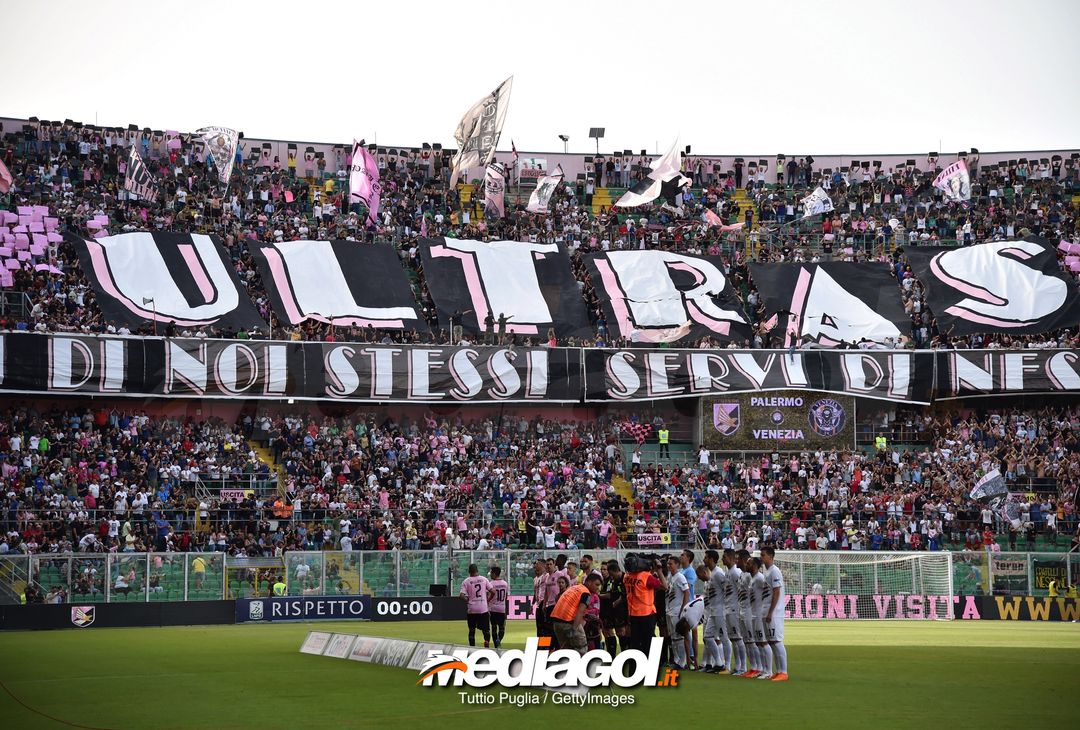  PALERMO, ITALY - JUNE 10: Fans of Palermo show their support during the serie B playoff match between US Citta di Palermo and Venezia FC at Stadio Renzo Barbera on June 10, 2018 in Palermo, Italy.  (Photo by Tullio M. Puglia/Getty Images) 