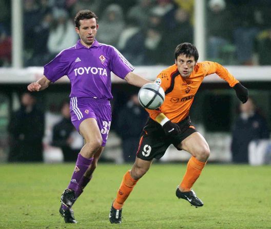 FLORENCE, ITALY - JANUARY 23: Fiorentina's Daniele Delli Carri in action with Roma's Vincenzo Montella during the Serie A match between Fiorentina and Roma at the Stadio Artemio Franchi on January 23, 2005 in Florence, Italy. (Photo by New Press/Getty Images) FLORENCE, ITALY - JANUARY 23: Fiorentina's Daniele Delli Carri in action with Roma's Vincenzo Montella during the Serie A match between Fiorentina and Roma at the Stadio Artemio Franchi on January 23, 2005 in Florence, Italy. (Photo by New Press/Getty Images)