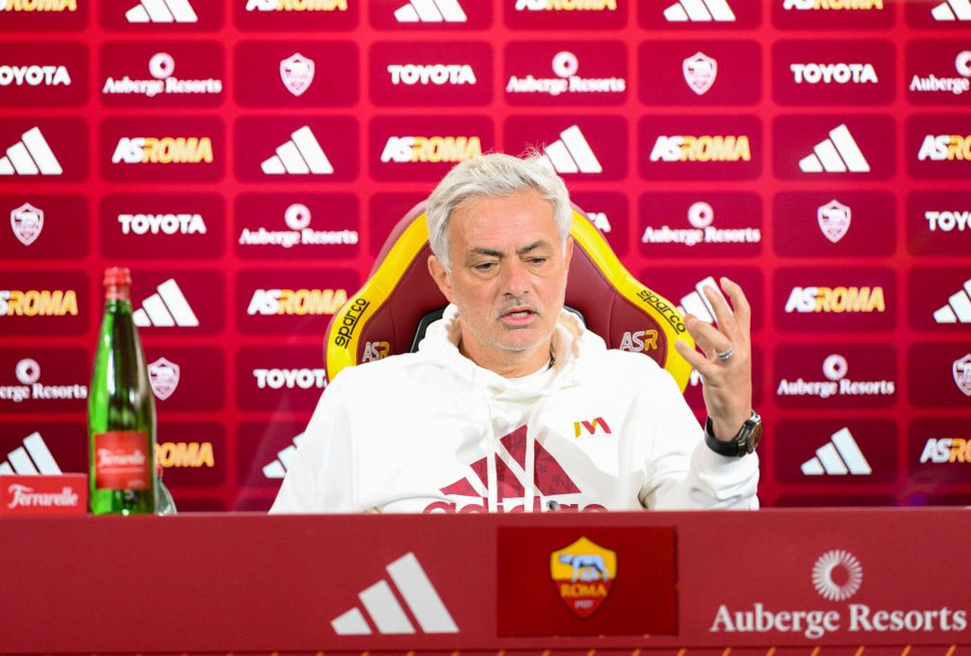 Trigoria, la conferenza stampa di Mourinho prima di Milan-Roma – FOTOGALLERY - immagine 6