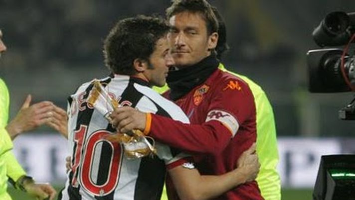 Juventus-Roma, prima della partita abbraccio tra Totti e Del Piero - immagine 1