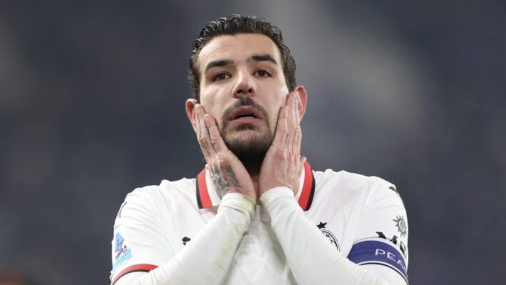 BERGAMO, ITALY - DECEMBER 06: Theo Hernandez of AC Milan reacts at the end of the Serie A match between Atalanta and AC Milan at Gewiss Stadium on December 06, 2024 in Bergamo, Italy. (Photo by Claudio Villa/AC Milan via Getty Images) Milan, il problema al polpaccio di Theo Hernandez è reale: la verità sulle sue condizioni - immagine 1