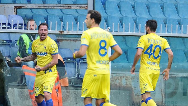 GENOA, ITALY - OCTOBER 29:  Fabrizio Cacciatore  of Chievo Verona celebrates after scoring 1-1 during the Serie A match between UC Sampdoria and AC Chievo Verona at Stadio Luigi Ferraris on October 29, 2017 in Genoa, Italy.  (Photo by Paolo Rattini/Getty Images)