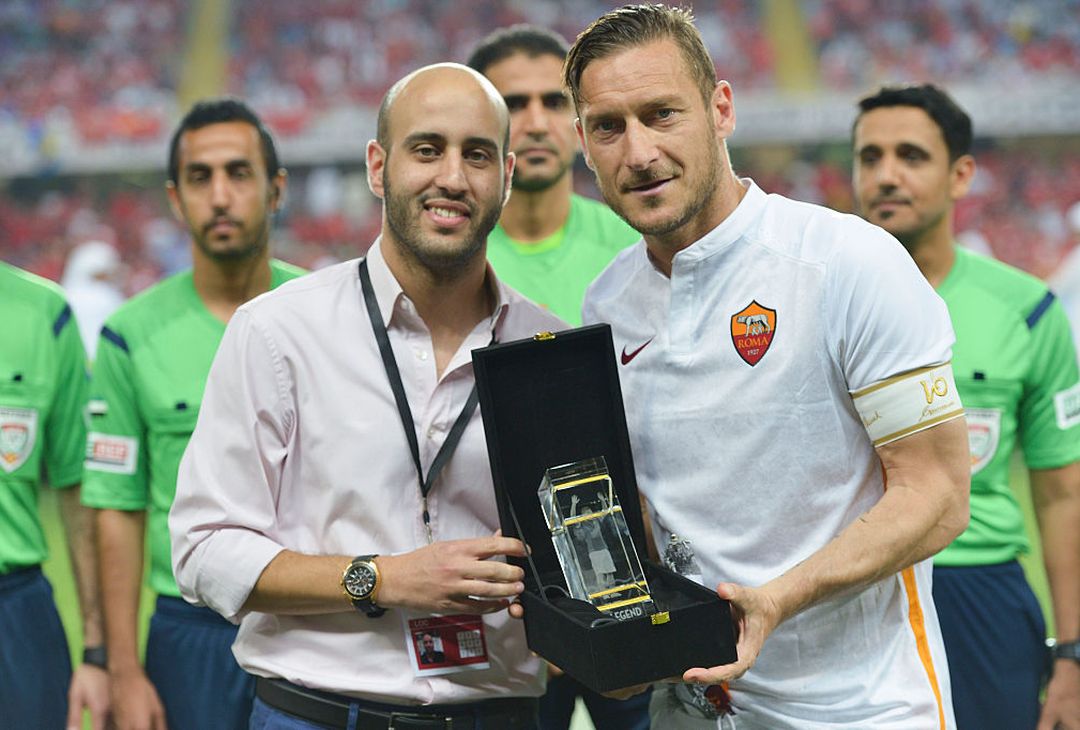  Francesco Totti of AS Roma poses with an award during the friendly match between Al Ahly and AS Roma on May 20, 2016 in Al Ain, United Arab Emirates.  