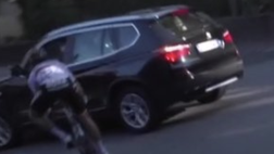 Giro di Lombardia, auto invade la strada e travolge il tedesco Schachmann