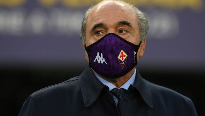 VERONA, ITALY - APRIL 20: ACF Fiorentina president Rocco Commisso is seen wearing a facemask during the Serie A match between Hellas Verona FC and ACF Fiorentina at Stadio Marcantonio Bentegodi on April 20, 2021 in Verona, Italy. Sporting stadiums around Italy remain under strict restrictions due to the Coronavirus Pandemic as Government social distancing laws prohibit fans inside venues resulting in games being played behind closed doors. (Photo by Alessandro Sabattini/Getty Images) Commisso: “Offro 40 milioni ma Vlahovic sparisce, serve rispetto! Neanche Batistuta…” - immagine 1