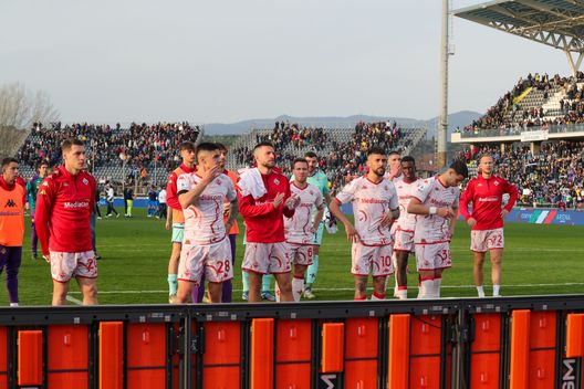 GERMOGLI PH: 18 FEBBRAIO 2024 EMPOLI STADIO CASTELLANI SERIE A EMPOLI VS FIORENTINA NELLA FOTO LA SQUADRA SALUTA I TIFOSI Iori (Dazn): “Vedo situazione simile a un anno fa, è ancora tutto aperto”- immagine 2
