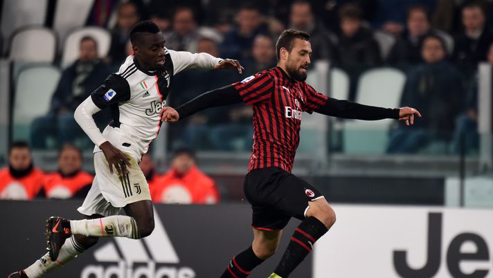 TURIN, ITALY - NOVEMBER 10: Leo Duarte (R) of Milan is challenged by Blaise Matuidi of Juventus during the Serie A match between Juventus and AC Milan at Allianz Stadium on November 10, 2019 in Turin, Italy. (Photo by Tullio M. Puglia/Getty Images)  TURIN, ITALY - NOVEMBER 10: Leo Duarte (R) of Milan is challenged by Blaise Matuidi of Juventus during the Serie A match between Juventus and AC Milan at Allianz Stadium on November 10, 2019 in Turin, Italy. (Photo by Tullio M. Puglia/Getty Images)