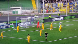 Il Verona crolla ad Avellino, il Frosinone lo scavalca