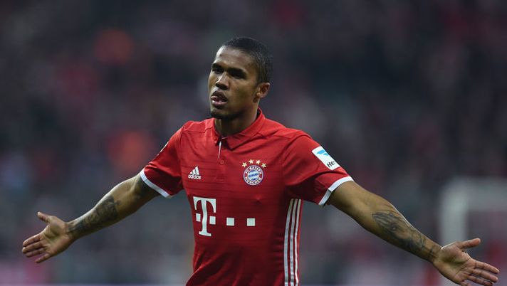 Bayern Munich's Brazilian midfielder Douglas Costa reacts after his goal during the German first division Bundesliga football match between FC Bayern Munich and Wolfsburg in Munich, southern Germany, on December 10, 2016. / AFP / CHRISTOF STACHE / RESTRICTIONS: DURING MATCH TIME: DFL RULES TO LIMIT THE ONLINE USAGE TO 15 PICTURES PER MATCH AND FORBID IMAGE SEQUENCES TO SIMULATE VIDEO. == RESTRICTED TO EDITORIAL USE == FOR FURTHER QUERIES PLEASE CONTACT DFL DIRECTLY AT + 49 69 650050
(Photo credit should read CHRISTOF STACHE/AFP/Getty Images) Juve, c’è il piano con Douglas Costa: giocherebbe così - immagine 1