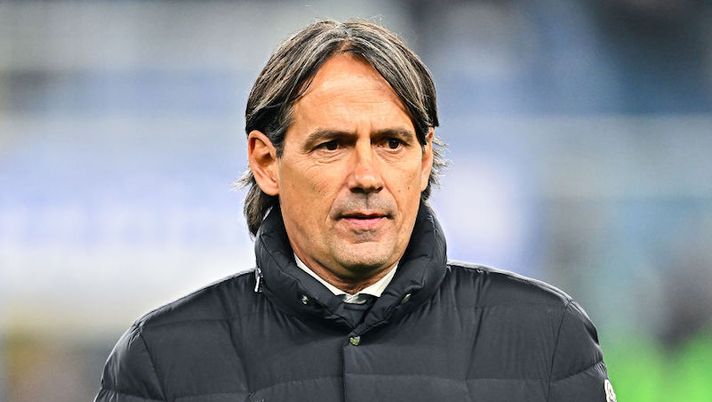 GENOA, ITALY - FEBRUARY 13: Simone Inzaghi head coach of Inter looks on prior to kick-off in the Serie A match between UC Sampdoria and FC Internazionale at Stadio Luigi Ferraris on February 13, 2023 in Genoa, Italy. (Photo by Simone Arveda/Getty Images) Inzaghi: “Tre assenti, Skriniar non ci sarà. Lukaku, Correa e le critiche…” - immagine 1