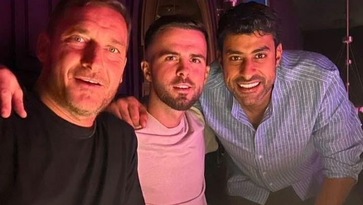 Roma, Totti e Pjanic a cena insieme a Dubai. Il bosniaco: “Fratello” Roma, Totti e Pjanic a cena insieme a Dubai. Il bosniaco: “Fratello” - immagine 1