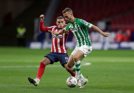 MADRID, SPAIN - OCTOBER 24: Sergio Canales of Real Betis is challenged by Lucas Torreira of Atletico de Madrid during the La Liga Santander match between Atletico de Madrid and Real Betis at Estadio Wanda Metropolitano on October 24, 2020 in Madrid, Spain. Sporting stadiums around Spain remain under strict restrictions due to the Coronavirus Pandemic as Government social distancing laws prohibit fans inside venues resulting in games being played behind closed doors. (Photo by Gonzalo Arroyo Moreno/Getty Images) MADRID, SPAIN - OCTOBER 24: Sergio Canales of Real Betis is challenged by Lucas Torreira of Atletico de Madrid during the La Liga Santander match between Atletico de Madrid and Real Betis at Estadio Wanda Metropolitano on October 24, 2020 in Madrid, Spain. Sporting stadiums around Spain remain under strict restrictions due to the Coronavirus Pandemic as Government social distancing laws prohibit fans inside venues resulting in games being played behind closed doors. (Photo by Gonzalo Arroyo Moreno/Getty Images)