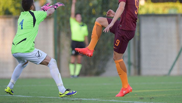 Edin Dzeko of AS Roma in action during an AS Roma Trainig Session at Centro Sportivo Fulvio Bernardini on August 11, 2016 in Rome, Italy. Edin Dzeko of AS Roma in action during an AS Roma Trainig Session at Centro Sportivo Fulvio Bernardini on August 11, 2016 in Rome, Italy.