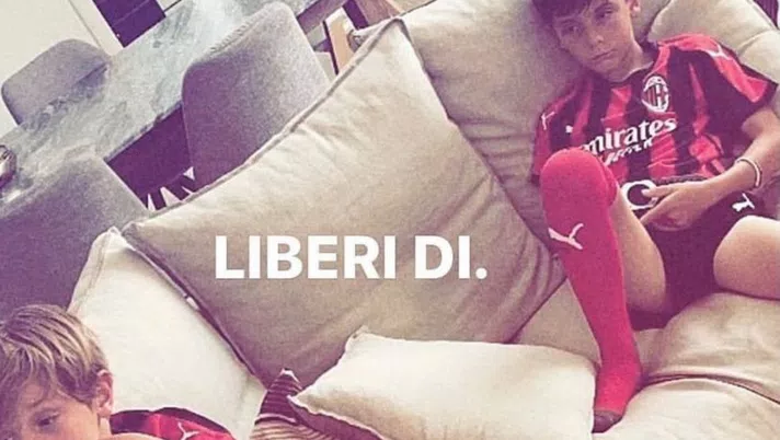Leonardo Bonucci, ex giocatore del Milan, fotografa i suoi due figli con la maglia rossonera