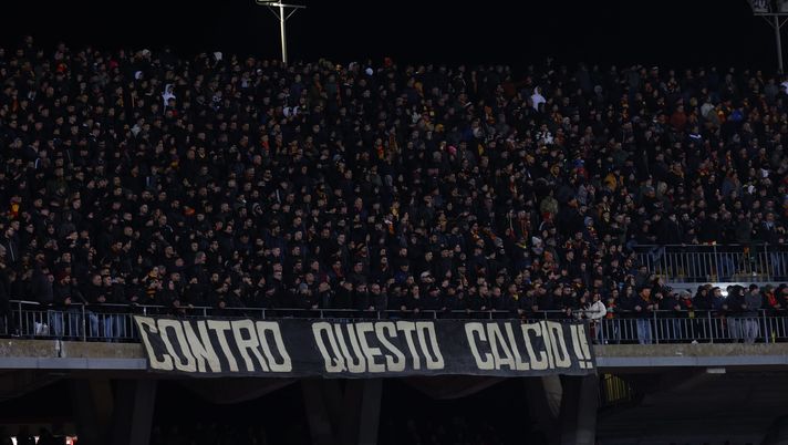Lecce, gli ultras contestano il divieto di trasferta per napoletani e i romanisti - immagine 1