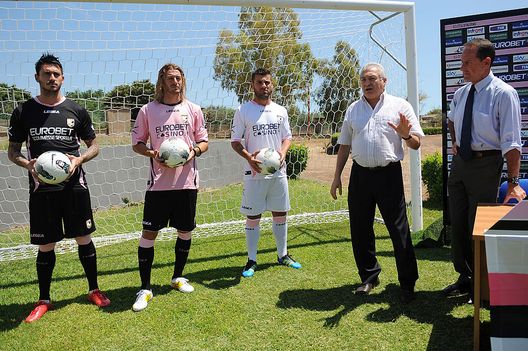 Mauricio Pinilla, Federico Balzaretti e Antonio Nocerino presentano le maglie Legea (27 luglio 2011) Mauricio Pinilla, Federico Balzaretti e Antonio Nocerino presentano le maglie Legea (27 luglio 2011)
