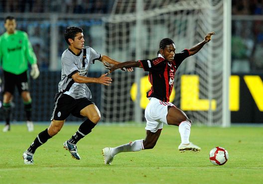 PESCARA, ITALY - AUGUST 14: Onyewu Oguchi of AC Milan and Iago Falqué Silva of Juventus FC during the TIM Trophy at "Adriatico" Stadium on August 14, 2009 in Pescara, Italy. (Photo by Claudio Villa/Getty Images) Calciatori che…non si apprezzano, tra frecciate e botte da orbi- immagine 4