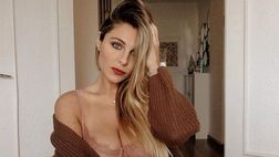 Ivana Icardi lascia i fan a bocca aperta: il decolleté è bollente