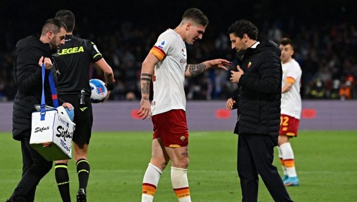 Roma's Italian midfielder Nicolo Zaniolo (C) walks off the pitch after the injury during the Italian Serie A football match between SSC Napoli and Roma at the Diego Armando Maradona stadium in Naples on April 18, 2022. (Photo by Andreas SOLARO / AFP) (Photo by ANDREAS SOLARO/AFP via Getty Images) Roma, dalle condizioni di Zaniolo (in gruppo) alle ultime su Cristante: cosa filtra per il Leicester - immagine 1