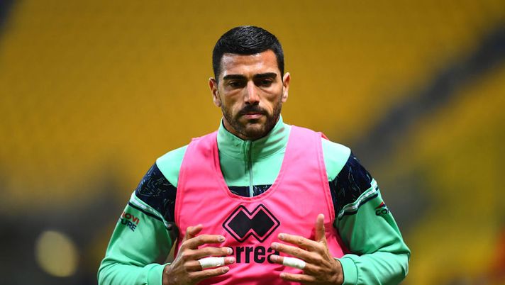 PARMA, ITALY - MARCH 04: Graziano Pelle of Parma Calcio 1913 warms up at the side of the pitch during the Serie A match between Parma Calcio and FC Internazionale at Stadio Ennio Tardini on March 04, 2021 in Parma, Italy. Sporting stadiums around Italy remain under strict restrictions due to the Coronavirus Pandemic as Government social distancing laws prohibit fans inside venues resulting in games being played behind closed doors. (Photo by Alessandro Sabattini/Getty Images) PARMA, ITALY - MARCH 04: Graziano Pelle of Parma Calcio 1913 warms up at the side of the pitch during the Serie A match between Parma Calcio and FC Internazionale at Stadio Ennio Tardini on March 04, 2021 in Parma, Italy. Sporting stadiums around Italy remain under strict restrictions due to the Coronavirus Pandemic as Government social distancing laws prohibit fans inside venues resulting in games being played behind closed doors. (Photo by Alessandro Sabattini/Getty Images)