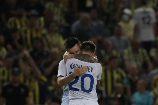 ISTANBUL, TURKEY - JULY 27: Dynamo Kyiv's Mykola Shaparenko and Oleksandr Karavaev celebrate their goal during the UEFA Champions League Second Qualifying Round Second Leg match between Fenerbahce and Dynamo Kyiv at Ulker Sukru Saracoglu Stadium on July 27, 2022 in Istanbul, . (Photo by Burak Kara/Getty Images) Tifosi Fenerbache, cori pro Putin nella sfida con la Dinamo Kiev. Lucescu: “Peccato”. L’Ucraina: “Triste”- immagine 2