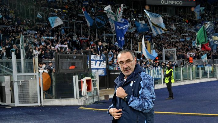 ROME, ITALY - FEBRUARY 24: SS Lazio head coach Maurizio Sarri greets the Lazio fans at the end of the game the UEFA Europa League Knockout Round Play-Offs Leg Two match between Lazio Roma and FC Porto at Olimpico Stadium on February 24, 2022 in Rome, Italy. (Photo by Marco Rosi - SS Lazio/Getty Images) Lazio-Napoli secondo Giancarlo Oddi: “Sarri ce la sta facendo, gli va dato solo tempo” - immagine 1