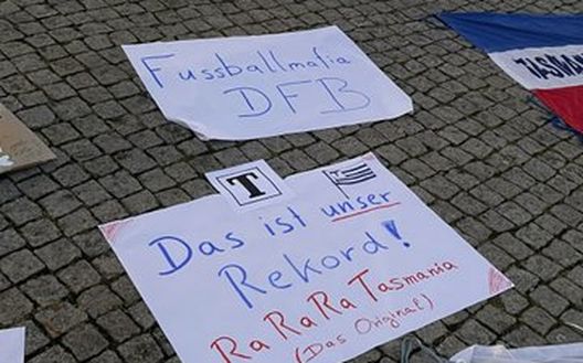 I volantini dei tifosi del Tasmania Berlino I volantini dei tifosi del Tasmania Berlino