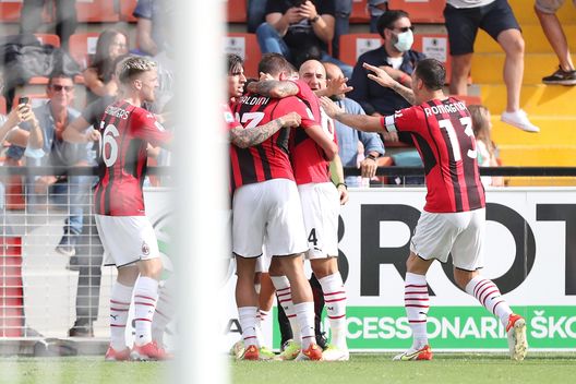 Esultanza Milan dopo il gol allo Spazia siglato dal figlio d'arte, Daniel Maldini. Esultanza Milan dopo il gol allo Spazia siglato dal figlio d'arte, Daniel Maldini.