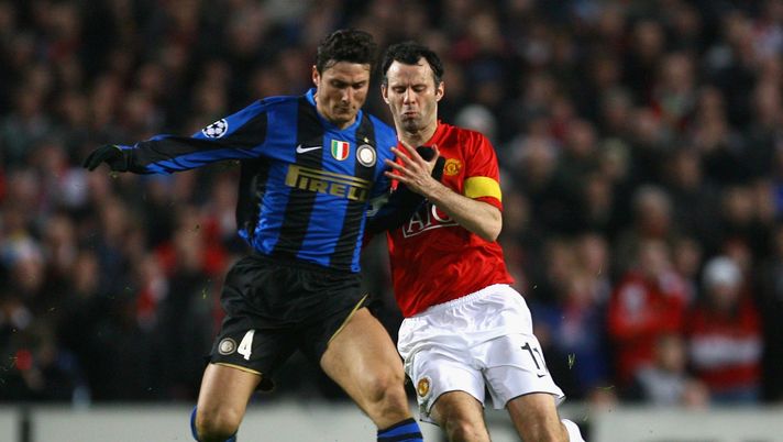 MANCHESTER, UNITED KINGDOM - MARCH 11: Javier Zanetti of Inter Milan tussles for posession with Ryan Giggs of Manchester United during the UEFA Champions League Round of Sixteen, Second Leg match between Manchester United and Inter Milan at Old Trafford on March 11, 2009 in Manchester, England. (Photo by Alex Livesey/Getty Images) Giggs incorona Zanetti: “L’avversario più forte affrontato, una volta mi ha rotto il naso con una gomitata…” - immagine 1