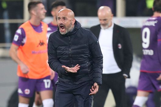 FLORENCE, ITALY - NOVEMBER 20: Vincenzo Italiano manager of ACF Fiorentina celebrates the victory after during the Serie A match between ACF Fiorentina and AC Milan at Stadio Artemio Franchi on November 20, 2021 in Florence, Italy. (Photo by Gabriele Maltinti/Getty Images) FLORENCE, ITALY - NOVEMBER 20: Vincenzo Italiano manager of ACF Fiorentina celebrates the victory after during the Serie A match between ACF Fiorentina and AC Milan at Stadio Artemio Franchi on November 20, 2021 in Florence, Italy. (Photo by Gabriele Maltinti/Getty Images)