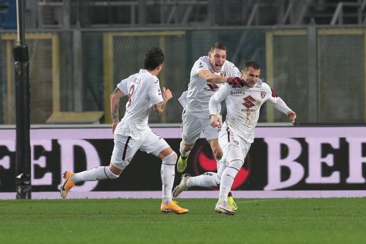 BERGAMO, ITALY - FEBRUARY 06: Federico Bonzzoli of Torino FC celebrates with team mate Andrea Belotti after scoring their side's third goal during the Serie A match between Atalanta BC and Torino FC at Gewiss Stadium on February 06, 2021 in Bergamo, Italy. Sporting stadiums around Italy remain under strict restrictions due to the Coronavirus Pandemic as Government social distancing laws prohibit fans inside venues resulting in games being played behind closed doors. (Photo by Emilio Andreoli/Getty Images) BERGAMO, ITALY - FEBRUARY 06: Federico Bonzzoli of Torino FC celebrates with team mate Andrea Belotti after scoring their side's third goal during the Serie A match between Atalanta BC and Torino FC at Gewiss Stadium on February 06, 2021 in Bergamo, Italy. Sporting stadiums around Italy remain under strict restrictions due to the Coronavirus Pandemic as Government social distancing laws prohibit fans inside venues resulting in games being played behind closed doors. (Photo by Emilio Andreoli/Getty Images)