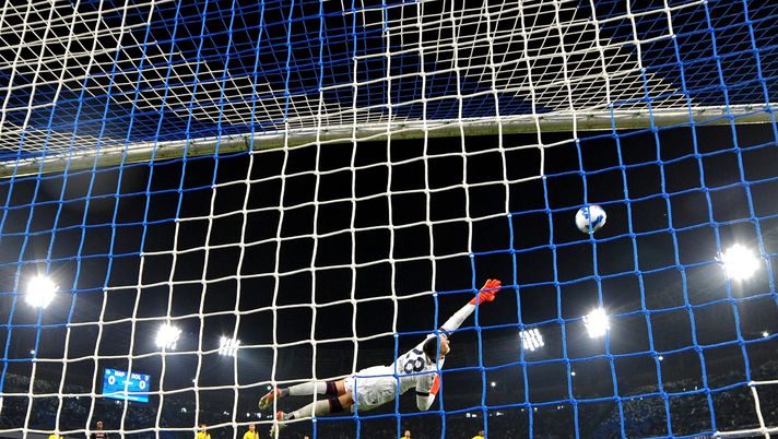 NAPLES, ITALY - OCTOBER 28: Lukasz Skorupski of Bologna fails to save a shot from Fabian of SSC Napoli (not pictured) as he scores their side's first goal during the Serie A match between SSC Napoli and Bologna FC at Stadio Diego Armando Maradona on October 28, 2021 in Naples, Italy. (Photo by Francesco Pecoraro/Getty Images) NAPLES, ITALY - OCTOBER 28: Lukasz Skorupski of Bologna fails to save a shot from Fabian of SSC Napoli (not pictured) as he scores their side's first goal during the Serie A match between SSC Napoli and Bologna FC at Stadio Diego Armando Maradona on October 28, 2021 in Naples, Italy. (Photo by Francesco Pecoraro/Getty Images)