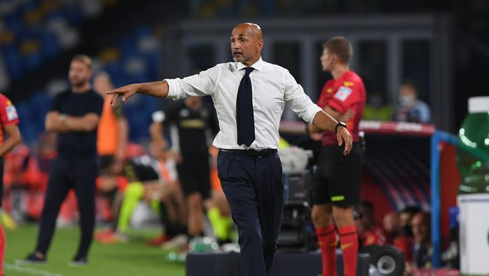 NAPLES, ITALY – AUGUST 22: Luciano Spalletti SSC Napoli coach gestures during the Serie A match between SSC Napoli and Venezia FC at Stadio San Paolo on August 22, 2021 in Naples, Italy. (Photo by Francesco Pecoraro/Getty Images) 