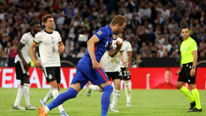 MUNICH, GERMANY - JUNE 07: Harry Kane of England celebrates after scoring their team's first goal from the penalty spot during the UEFA Nations League League A Group 3 match between Germany and England at Allianz Arena on June 07, 2022 in Munich, Germany. (Photo by Alexander Hassenstein/Getty Images) Germania, che attacco a Kane: “Sa solo tirare bene i rigori, speriamo che non venga mai al Bayern Monaco…” - immagine 1