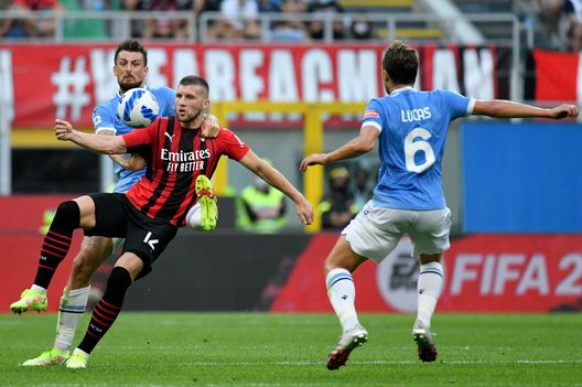 Rebic si divincola tra due biancocelesti. Rebic si divincola tra due biancocelesti.