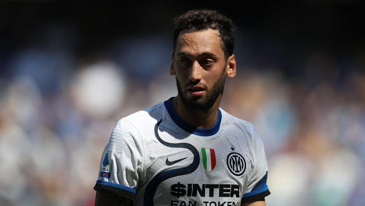 GENOA, ITALY - SEPTEMBER 12: Hakan Calhanoglu of FC Internazionale during the Serie A match between UC Sampdoria and FC Internazionale at Stadio Luigi Ferraris on September 12, 2021 in Genoa, Italy. (Photo by FC Internazionale/Inter via Getty Images ) 
