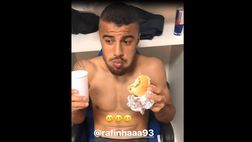 VIDEO / Inter in Champions, Rafinha negli spogliatoi festeggia con…un panino
