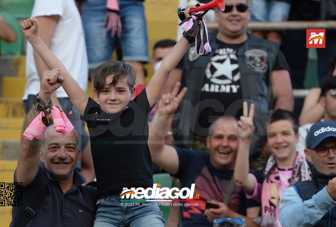 Fototifo, i tifosi allo stadio per Palermo-Feralpisaló 1-0 (gallery) - immagine 10