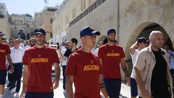 La Roma visita il Muro del Pianto – FOTO GALLERY