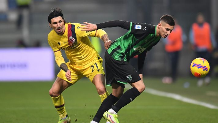 REGGIO NELL'EMILIA, ITALY - DECEMBER 22: Roberto Soriano of Bologna FC competes for the ball with Kaan Ayhan of US Sassuolo during the Serie A match between US Sassuolo and Bologna FC at Mapei Stadium - Citta' del Tricolore on December 22, 2021 in Reggio nell'Emilia, Italy. (Photo by Alessandro Sabattini/Getty Images) REGGIO NELL'EMILIA, ITALY - DECEMBER 22: Roberto Soriano of Bologna FC competes for the ball with Kaan Ayhan of US Sassuolo during the Serie A match between US Sassuolo and Bologna FC at Mapei Stadium - Citta' del Tricolore on December 22, 2021 in Reggio nell'Emilia, Italy. (Photo by Alessandro Sabattini/Getty Images)