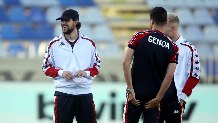 CAGLIARI, ITALY - MAY 22: Mattia Destro of Genoa looks on during the Serie A match between Cagliari Calcio and Genoa CFC at Sardegna Arena on May 22, 2021 in Cagliari, Italy. Sporting stadiums around Italy remain under strict restrictions due to the Coronavirus Pandemic as Government social distancing laws prohibit fans inside venues resulting in games being played behind closed doors (Photo by Enrico Locci/Getty Images) CAGLIARI, ITALY - MAY 22: Mattia Destro of Genoa looks on during the Serie A match between Cagliari Calcio and Genoa CFC at Sardegna Arena on May 22, 2021 in Cagliari, Italy. Sporting stadiums around Italy remain under strict restrictions due to the Coronavirus Pandemic as Government social distancing laws prohibit fans inside venues resulting in games being played behind closed doors (Photo by Enrico Locci/Getty Images)