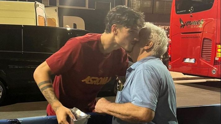 Zaniolo, il bacio del nonno dopo la vittoria. La madre: “Niente di più bello” – FOTO Zaniolo, il bacio del nonno dopo la vittoria. La madre: “Niente di più bello” – FOTO - immagine 1