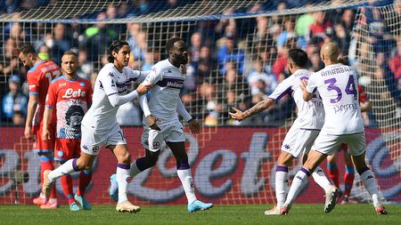 NAPLES, ITALY - APRIL 10: Jonathan Ikone of Fiorentina celebrates with team mates after scoring their side's second goal prior to the Serie A match between SSC Napoli and ACF Fiorentina at Stadio Diego Armando Maradona on April 10, 2022 in Naples, Italy. (Photo by Francesco Pecoraro/Getty Images)