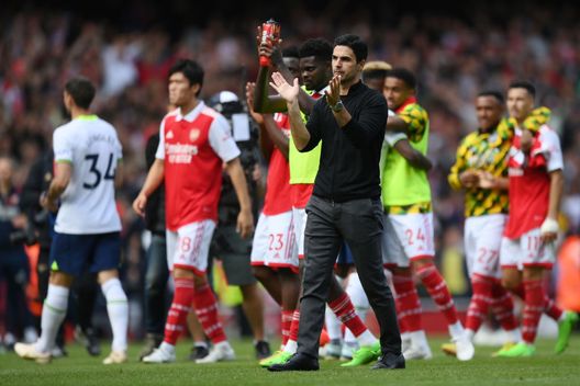 LONDON, ENGLAND - OCTOBER 01: Mikel Arteta, Manager of Arsenal applauds fans after the Premier League match between Arsenal FC and Tottenham Hotspur at Emirates Stadium on October 01, 2022 in London, England. (Photo by Shaun Botterill/Getty Images) Il derby del North London raccontato da Sagna: “In campo sentivi puro odio e la cosa mi piaceva…”- immagine 2
